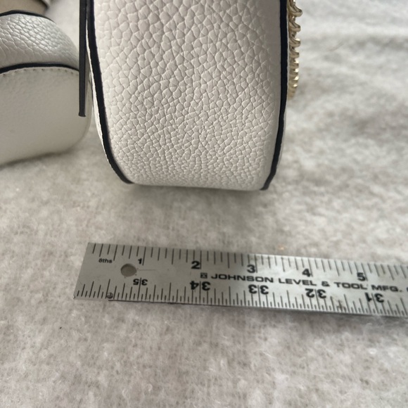 DKNY Sling CROSSBODY bag white, Jessie Crescent NWT set with AirPod case - Picture 12 of 12